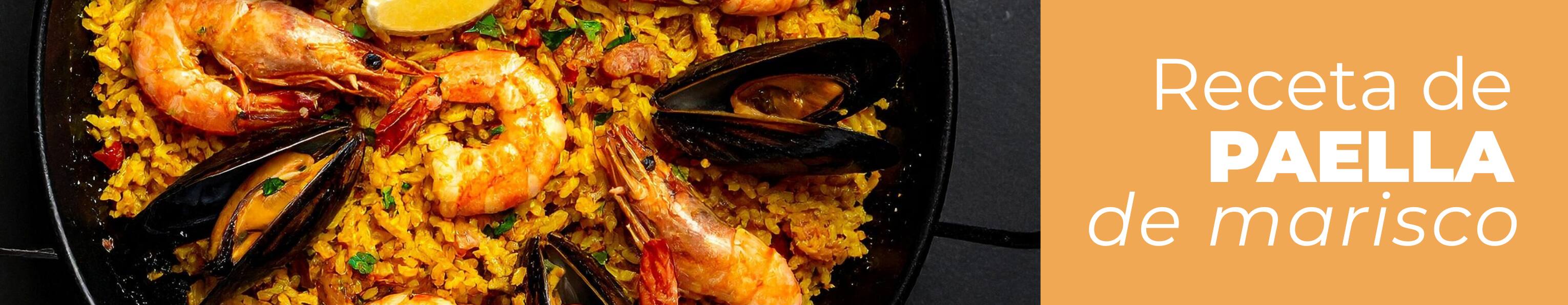 Deliciosa paella de marisco recién terminada y lista para servir en su paellera.